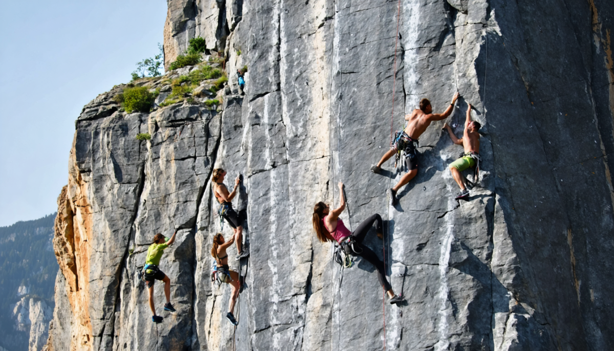 découvrez notre guide complet d'escalade libre avec des techniques, variantes et astuces indispensables pour tous les niveaux. améliorez votre pratique en toute sécurité !