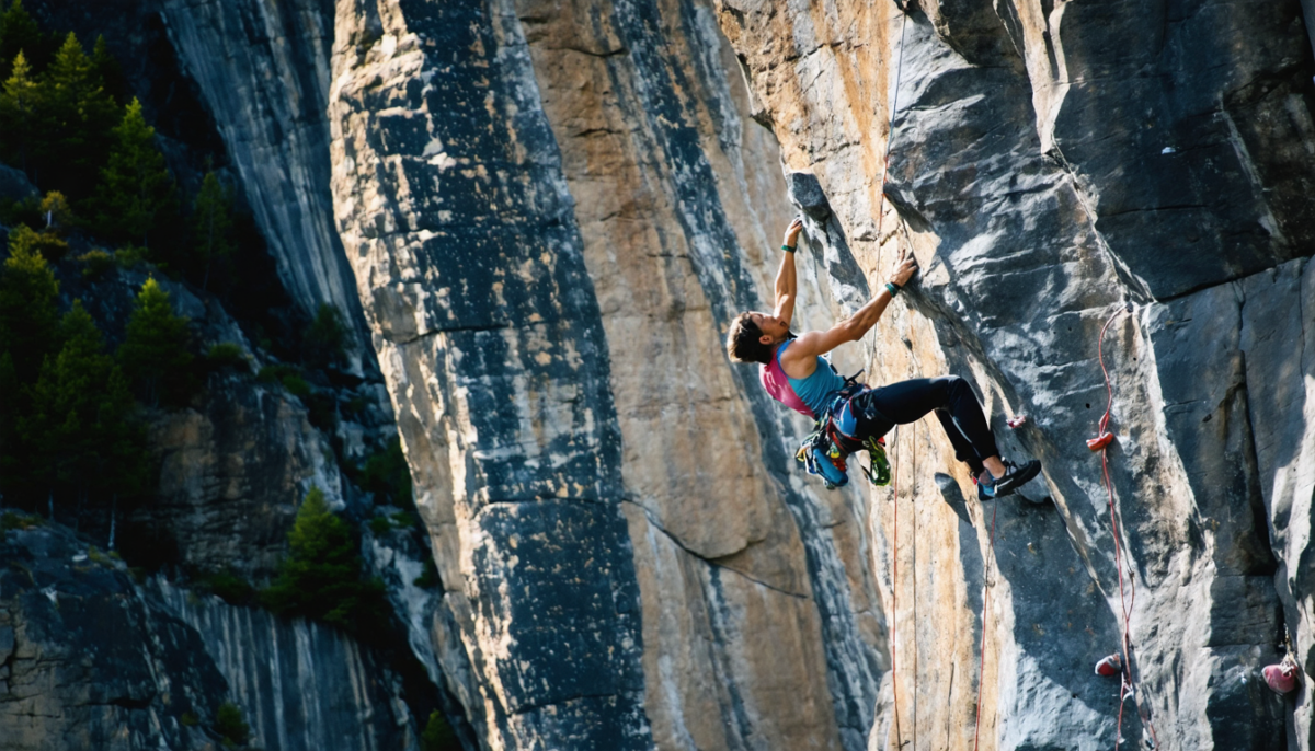 découvrez notre guide complet pour maîtriser l'escalade en dévers avec des techniques éprouvées, des conseils pratiques et des astuces indispensables pour progresser en toute sécurité.